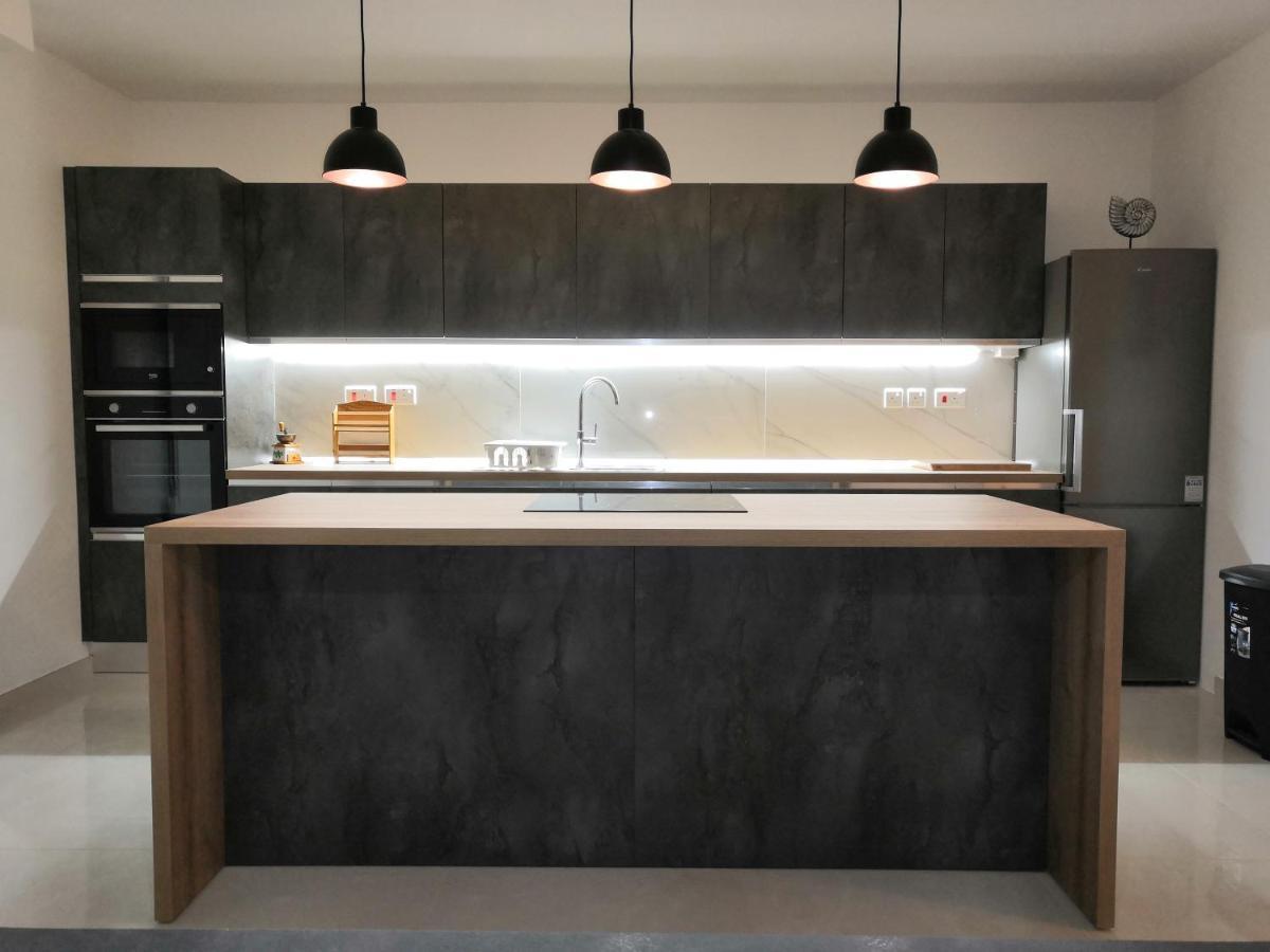 Modern, Spacious, 3 Bedroom Near Malta International Airport *