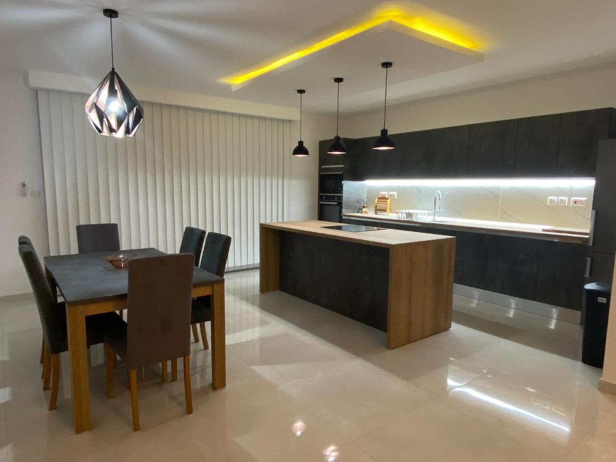 Appartement Modern, Spacious, 3 Bedroom Near Malta International Airport *