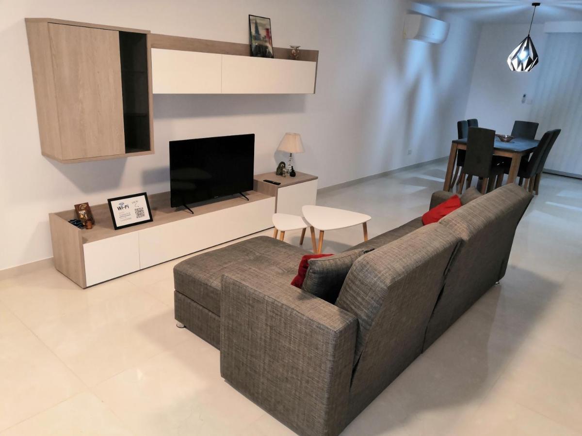 Appartement Modern, Spacious, 3 Bedroom Near Malta International Airport *