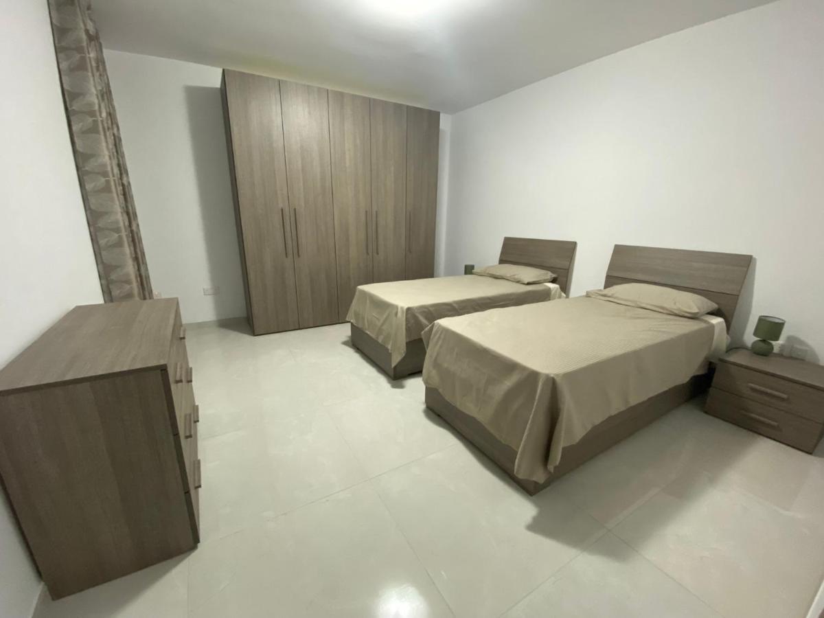 Modern, Spacious, 3 Bedroom Near Malta International Airport Apartment Luqa